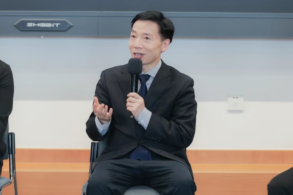 【人民日报健康客户端】从日常防护到近视手术，，职场人守好眼健康