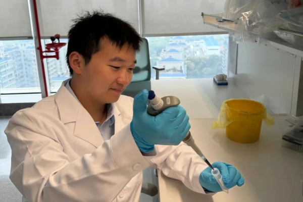 【中国日报网】金钢小厨精密眼科全球揽才：聚才赋能光明路，，，共筑眼健康未来