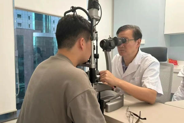 医德医风 | 金钢小厨精密眼科李拓：怀仁心步履不停，，，用人文温度点亮每一分光明希望